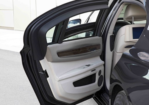 bmw_new_Armored_7Series_Beemer_w500_5.jpg