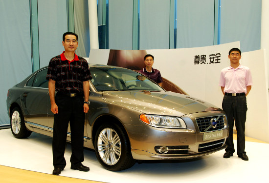 Chinese_Astronauts_Drive_Volvo_w550.jpg