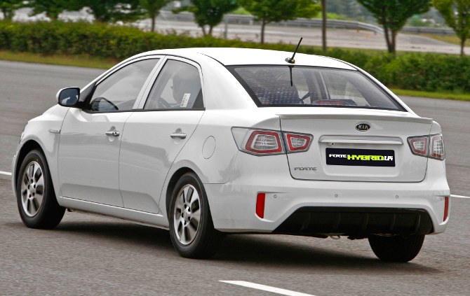 Kia_Forte_LPI_Hybrid_w670_2.jpg